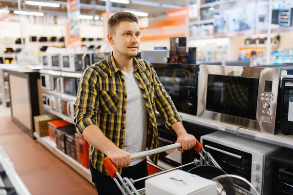 Homem Com Carrinho Escolhendo Microondas Loja Eletrônicos Pessoa Masculina Compra — Fotografia de Stock