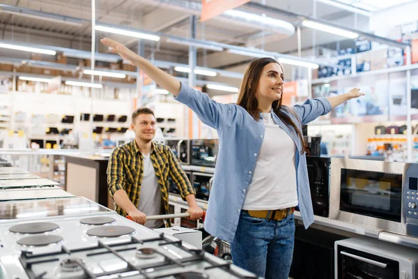 Gelukkige Familie Koppel Met Kar Elektronica Winkel Man Vrouw Kopen — Stockfoto