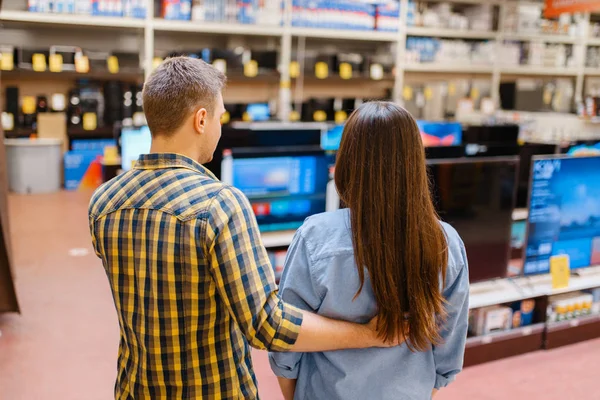 Pareja Familiar Eligiendo Tienda Electrónica Hombre Mujer Comprando Electrodomésticos Mercado —  Fotos de Stock