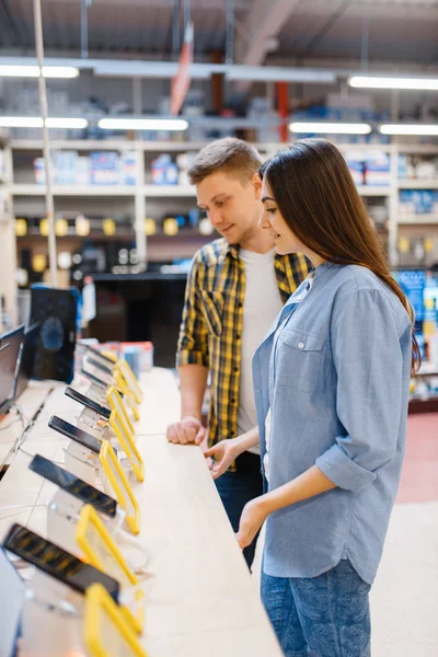 Elektronik Mağazasında Telefon Seçen Aile Çifti Erkek Kadın Marketten Aletleri — Stok fotoğraf