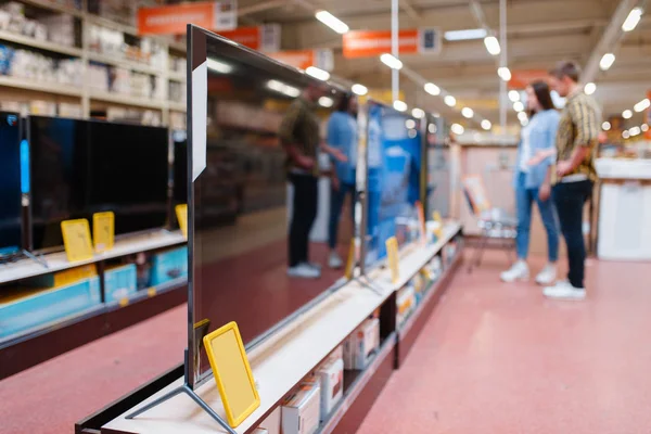 Pareja Familiar Estante Con Plasma Tienda Electrónica Hombre Mujer Comprando — Foto de Stock