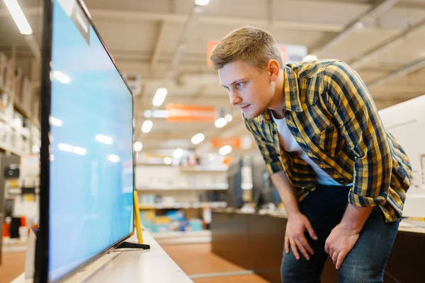 Elektronik Mağazasında Televizyonu Seçen Adam Erkek Kişi Marketten Aletleri Satın — Stok fotoğraf