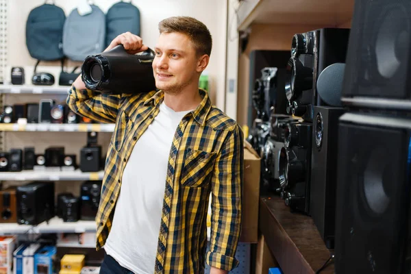 Hombre Eligiendo Sistema Música Tienda Electrónica Hombre Que Compra Electrodomésticos — Foto de Stock