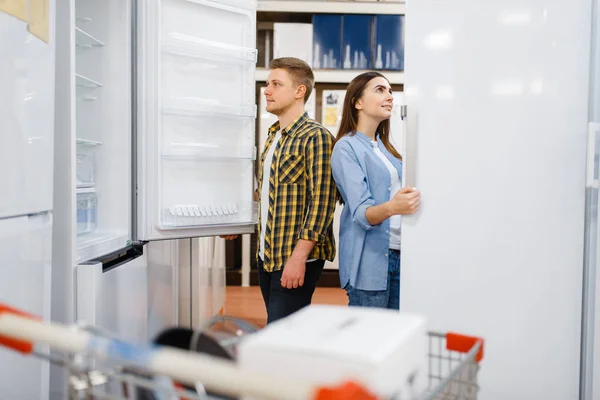 Unga Familjepar Väljer Kylskåp Elektronikbutiken Man Och Kvinna Köper Hem — Stockfoto