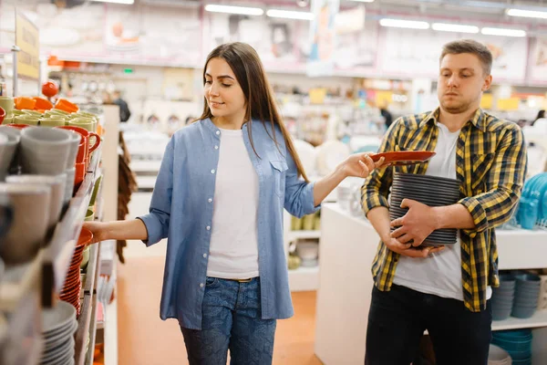 Young Couple Choosing Plates Houseware Store Man Woman Buying Home — Stockfoto