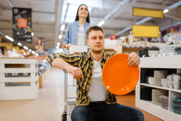 Молода Пара Їде Візку Магазині Посуду Чоловік Жінка Купують Товари — стокове фото