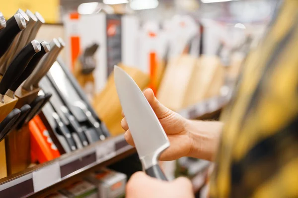 Jovem Escolhendo Faca Cozinha Loja Utensílios Domésticos Pessoa Masculina Comprando — Fotografia de Stock