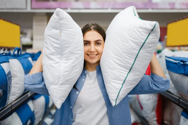 Çarşaf Dükkanında Yastıklı Genç Bir Kadın Kadın Marketten Eşyaları Alıyor — Stok fotoğraf