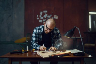 Manyak adam kaçıran kişi gazetedeki bir ilandan bir kurban seçiyor. Adam kaçırma ciddi bir suçtur, erkek psikopat, adam kaçırma...