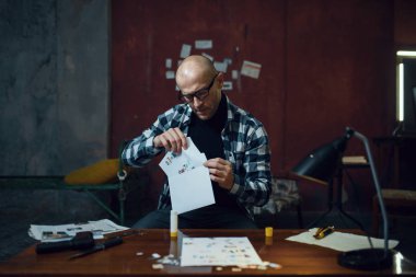 Manyak adam, kurbanı hakkında mektup hazırlıyor. Adam kaçırma ciddi bir suçtur, evinde bir erkek psikopat var.