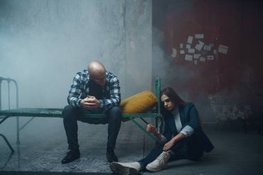 Manyak adam kaçıran ve kurbanı yatağa kelepçelenmiş. Adam kaçırma ciddi bir suçtur. Dehşet, şiddet.