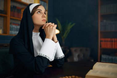Cüppeli genç rahibe kollarını kavuşturdu. Manastırdaki kız kardeş, din ve inanç, dindar insanlar.