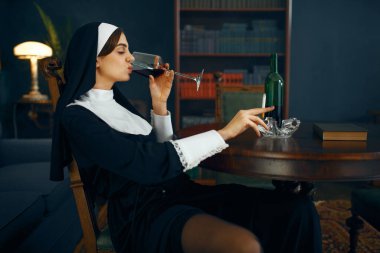 Cüppeli seksi bir rahibe, ahlaksız bir pozda oturuyor, elinde sigara ve bir kadeh şarapla, acımasız arzularla. Manastırdaki yozlaşmış kardeş, din ve inanç, günahkar insanlar, çekici günahkar.