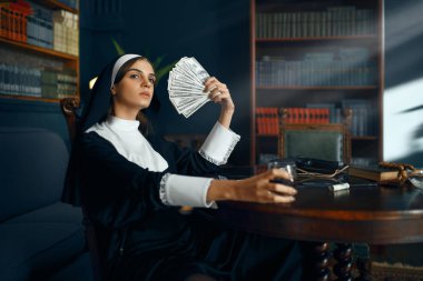 Cüppeli seksi bir rahibe elinde dolar yelpazesi ve şarap içiyor. Acımasız arzular. Manastırdaki yozlaşmış kardeş, din ve inanç, günahkar insanlar, çekici günahkar.