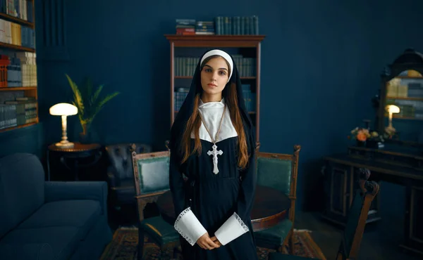 Молодая Монахиня Сутане Крестом Шее Держит Книгу Сестра Готовится Молитве — стоковое фото