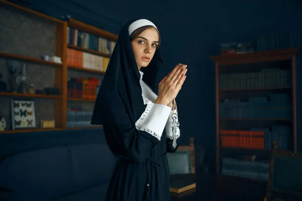 Une Jeune Religieuse Soutane Avec Une Croix Autour Cou Tient — Photo