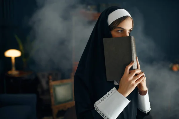 Młoda Zakonnica Sutannie Trzyma Książkę Siostra Przygotowuje Się Modlitwy Klasztorze — Zdjęcie stockowe