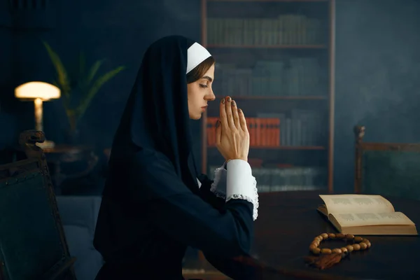 Mladá Jeptiška Sutaně Modlí Přes Paže Sestra Klášteře Náboženství Víra — Stock fotografie