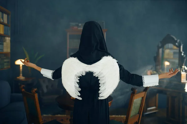 修女穿着长袍背着天使般的翅膀修道院的修女 宗教和信仰 宗教人士 — 图库照片