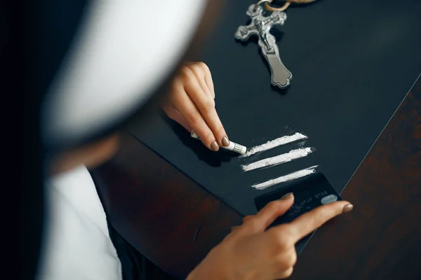 Nonne Sexy Dans Une Soutane Reniflant Cocaïne Désirs Vicieux Soeur — Photo