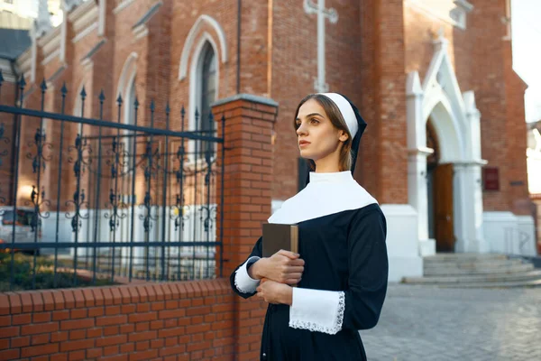 Молодая Монахиня Рясе Держит Книгу Церковь Заднем Плане Сестра Готовится — стоковое фото