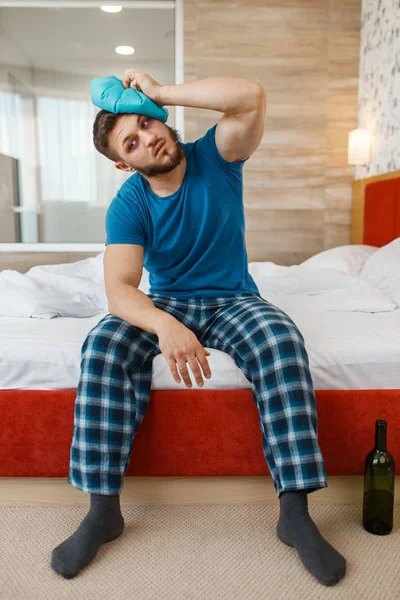 Hangover Man Brengt Ijs Het Hoofd Slaapkamer Hongaars Mannelijke Persoon — Stockfoto