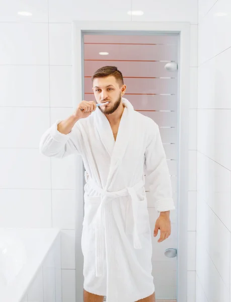 Bornozlu Bir Adam Banyoda Dişlerini Fırçalıyor Sabah Hijyenine Giriyor Lavabodaki — Stok fotoğraf