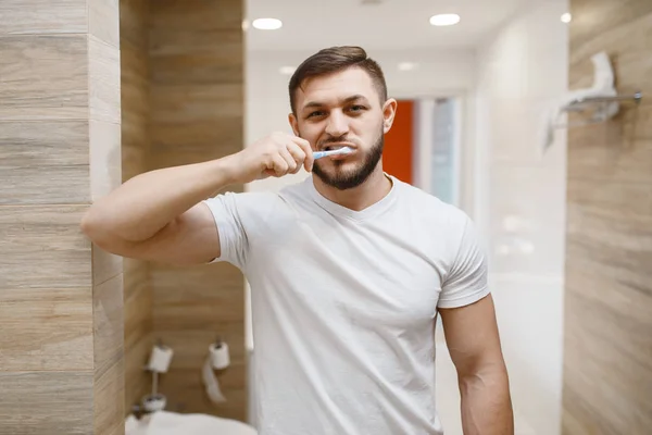 Homme Brosse Les Dents Dans Salle Bain Vue Face Sur — Photo