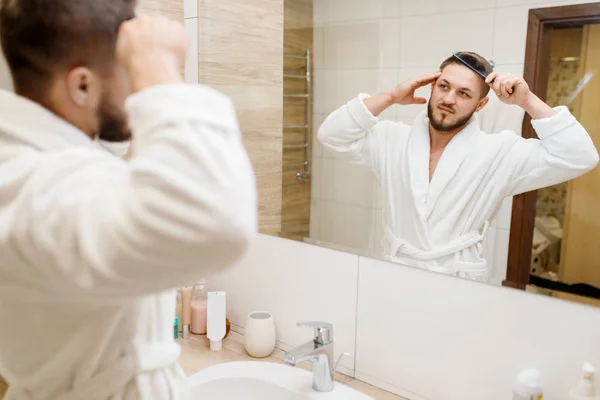 Uomo Accappatoio Pettina Capelli Bagno Igiene Mattutina Routine Persona Maschile — Foto Stock