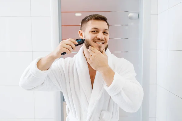 Uomo Accappatoio Rasa Barba Con Rasoio Elettrico Bagno Igiene Mattutina — Foto Stock