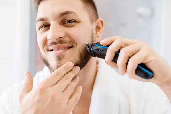 Uomo Accappatoio Rasa Barba Con Rasoio Elettrico Bagno Igiene Mattutina — Foto Stock