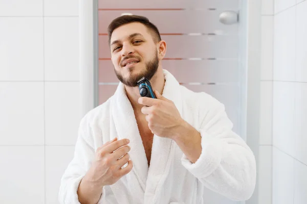 Uomo Accappatoio Rasa Barba Con Rasoio Elettrico Bagno Igiene Mattutina — Foto Stock