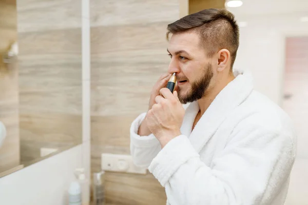 Homme Peignoir Enlève Les Poils Nez Dans Salle Bain Hygiène — Photo