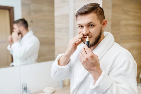 Homme Peignoir Enlève Les Poils Nez Dans Salle Bain Hygiène — Photo