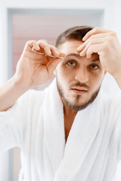 Homme Peignoir Enlève Les Poils Des Sourcils Dans Salle Bain — Photo