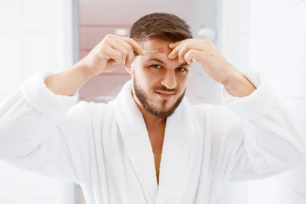 Homme Peignoir Cautérise Bouton Dans Salle Bain Hygiène Matinale Routine — Photo