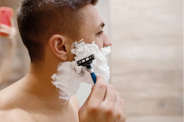 Uomo Rasa Barba Con Rasoio Bagno Igiene Mattutina Routine Persona — Foto Stock