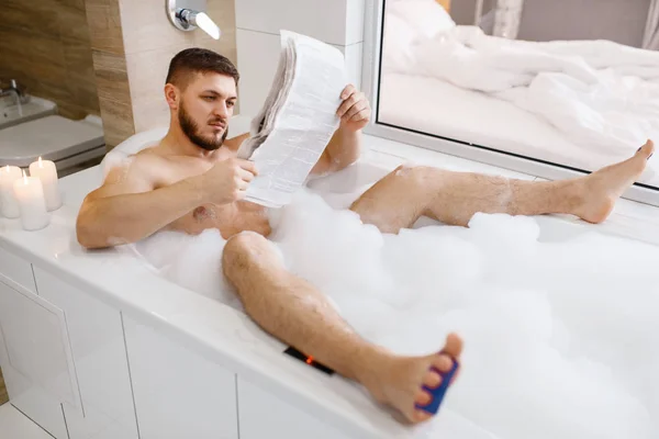 Hombre Lee Periódico Baño Con Espuma Higiene Matutina Persona Masculina — Foto de Stock
