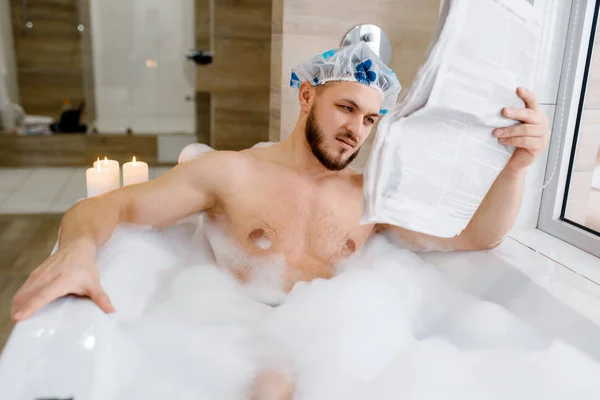 Uomo Legge Giornale Bagno Con Schiuma Igiene Mattutina Persona Maschile — Foto Stock