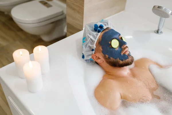 Homem Aplica Máscara Facial Relaxar Banho Com Espuma Higiene Manhã — Fotografia de Stock