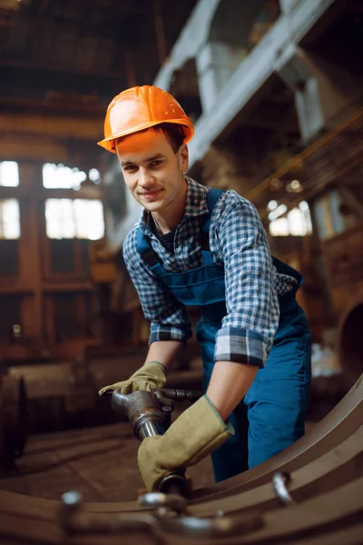 Trabalhador Masculino Uniforme Capacete Remove Escala Peças Metal Fábrica Indústria — Fotografia de Stock