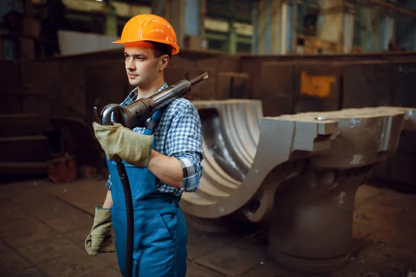 Trabajador Masculino Uniforme Casco Sostiene Martillo Neumático Fábrica Industria Metalúrgica — Foto de Stock