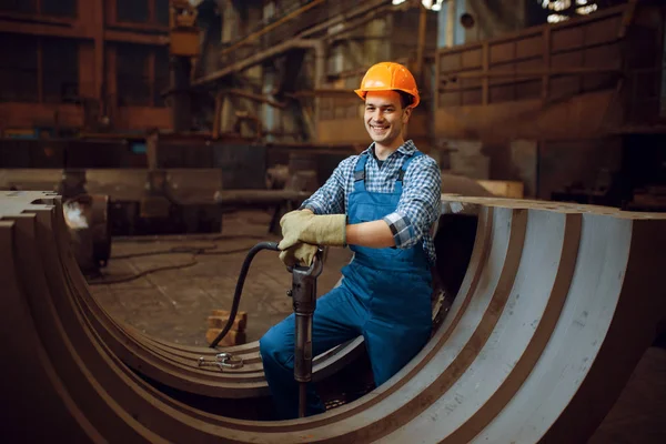 Male Worker Uniform Helmet Removes Scale Metal Workpieces Factory Metalworking — Stock Photo, Image