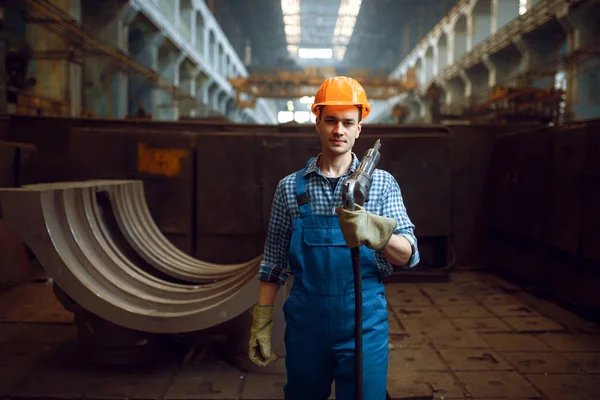 Férfi Munkás Egyenruhában Sisakban Pneumatikus Légkalapácsot Tart Gyárban Fémfeldolgozó Ipar — Stock Fotó