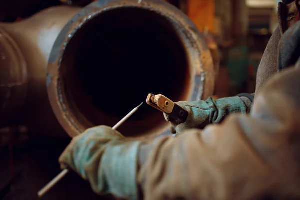 Soldador Prepara Los Electrodos Para Soldadura Fábrica Industria Metalúrgica Fabricación —  Fotos de Stock