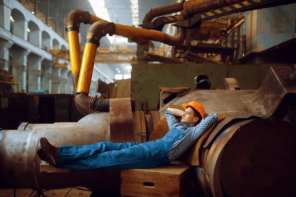 Manlig Arbetare Uniform Och Hjälm Vilar Vid Lunchtid Fabriken Metallbearbetningsindustri — Stockfoto