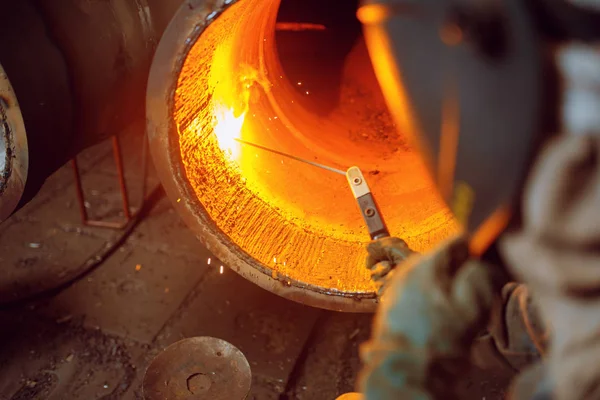 Soudeur Dans Masque Fonctionne Avec Gros Tuyau Métallique Sur Usine — Photo