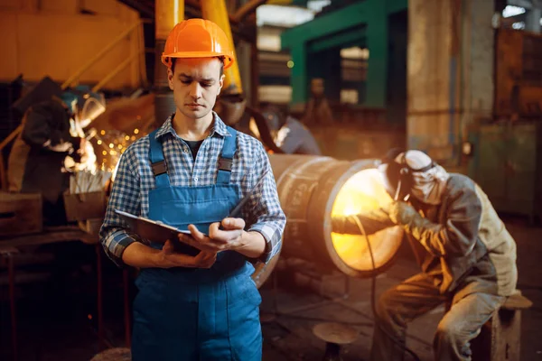 Master Notebook Welder Mask Factory Man Works Metal Pipe Factory — Stock Photo, Image