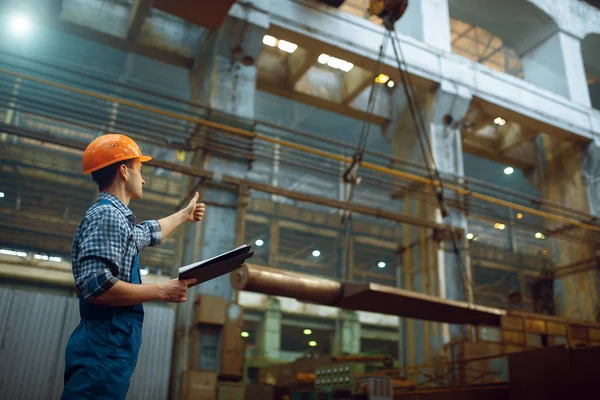 Meister Zeigt Kranführer Auf Metallfabrik Daumen Hoch Metallindustrie Industrielle Fertigung — Stockfoto