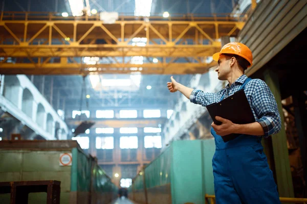 マスターは金属工場でクレーンオペレーターに親指を示しています 金属加工業 鉄鋼製造業 — ストック写真